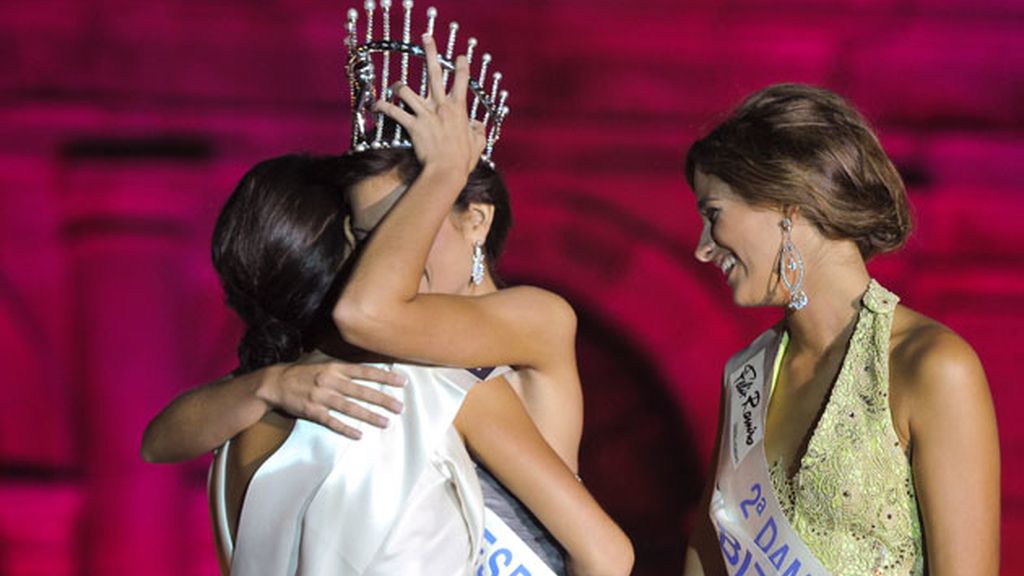 Las damas de honor felicitan a Miss Teruel