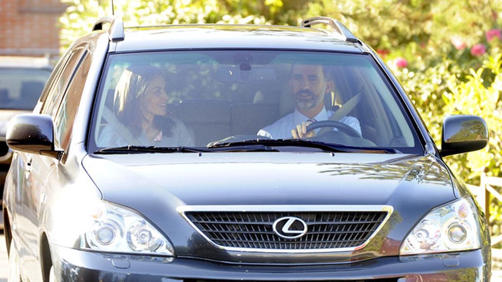 La Familia Real ha saludado a los periodistas desde el coche