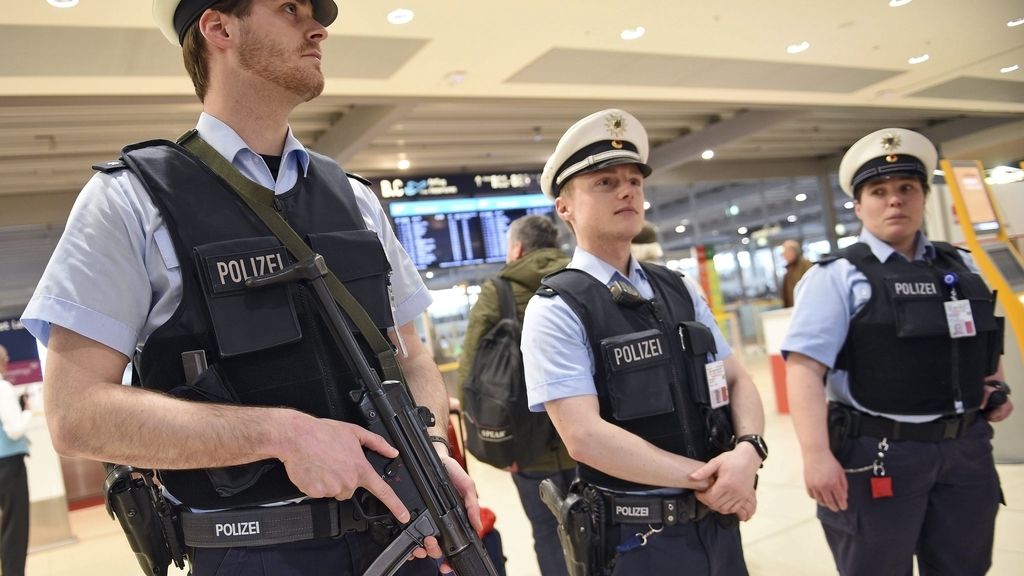 Policías montan guardia en el aeropuerto de Coloni
