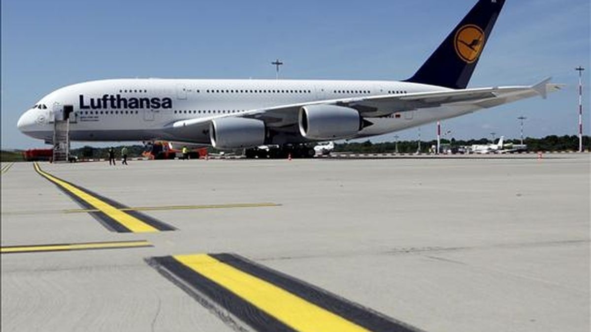 Foto del 3 de junio de 2010 que muestra el primer avión Airbus 380 de la aerolínea alemana Lufthansa en Hamburgo, Alemania. EFE/Archivo