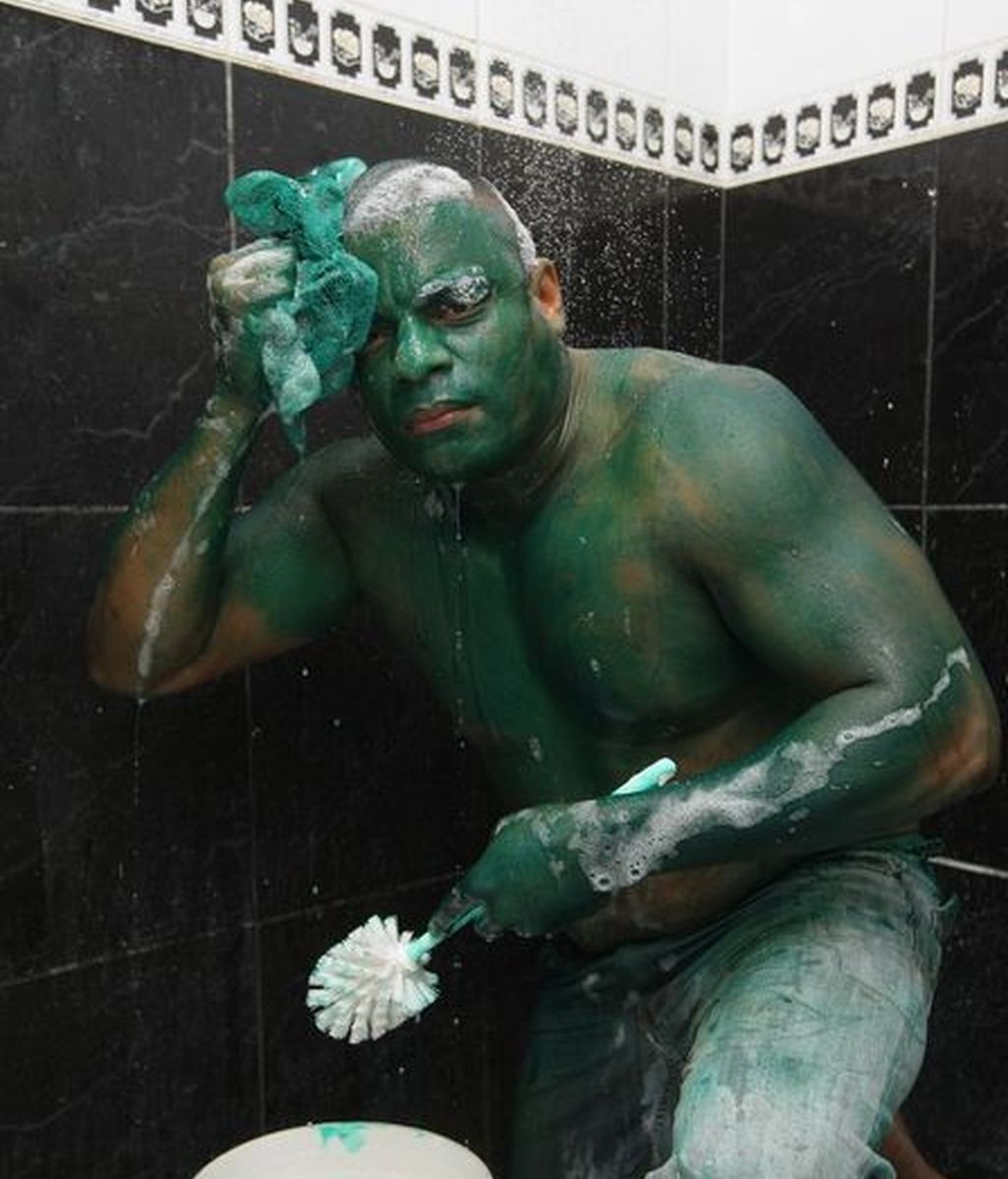 El socorrista de 35 años cuenta que quería imitar al 'Increíble Hulk', superhéroe de ficción, pero el colorante que usó al parecer es resistente al agua.