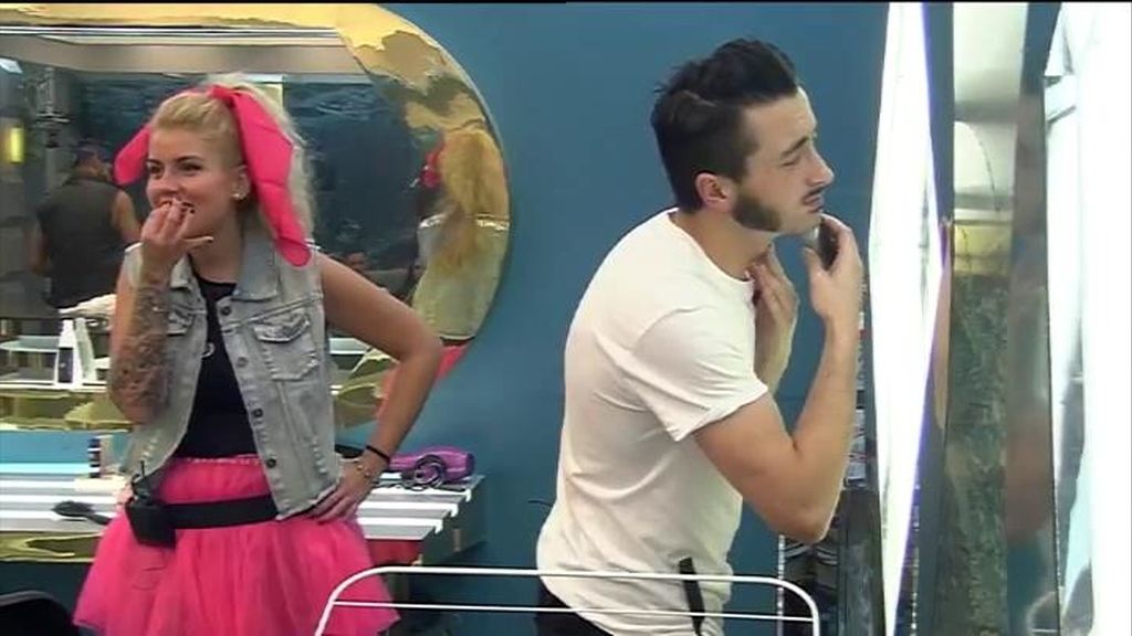 Aritz se afeita para la fiesta rocabilly de 'GH16'