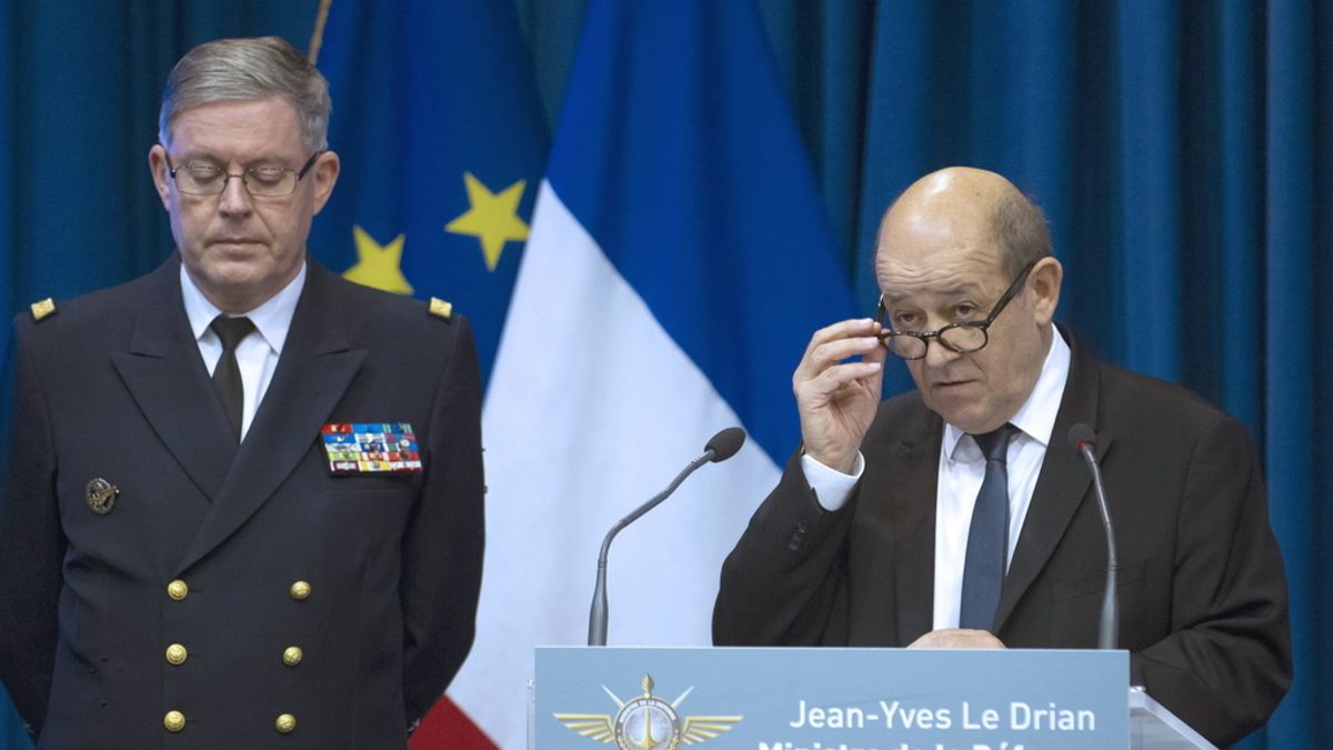 El ministro de Defensa francés, Jean-Yves Le Drian, en rueda de prensa
