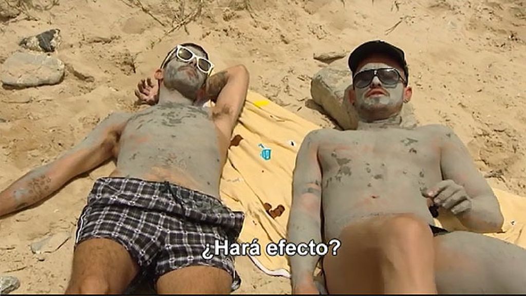 Manu aprovecha el barro para acercarse al soltero