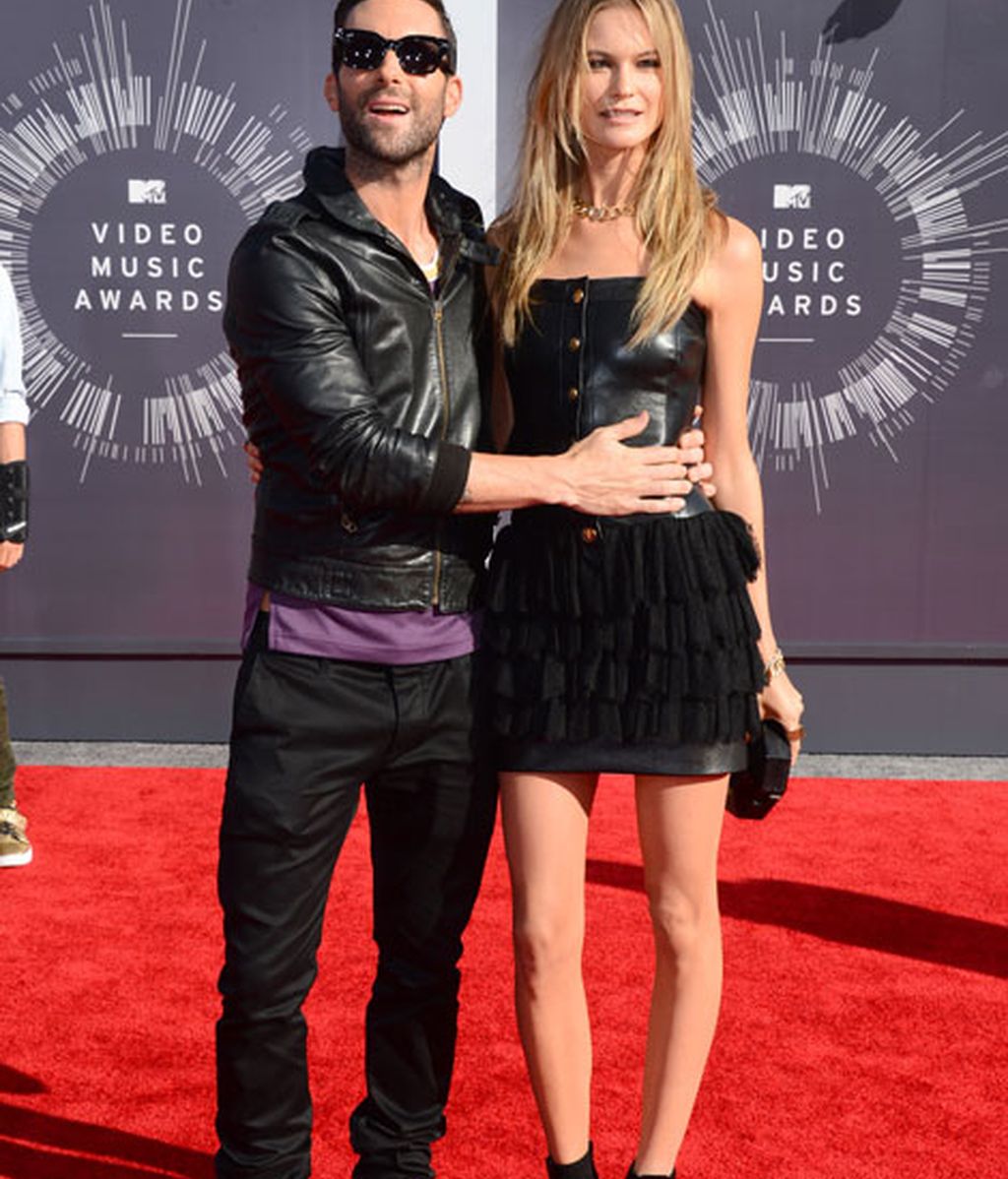 Adam Levine acudió con su mujer