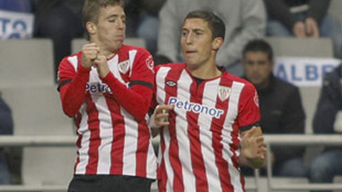 Oscar de Marcos e Iker Muniaín celebran el gol ante el Oviedo. FOTO: EFE