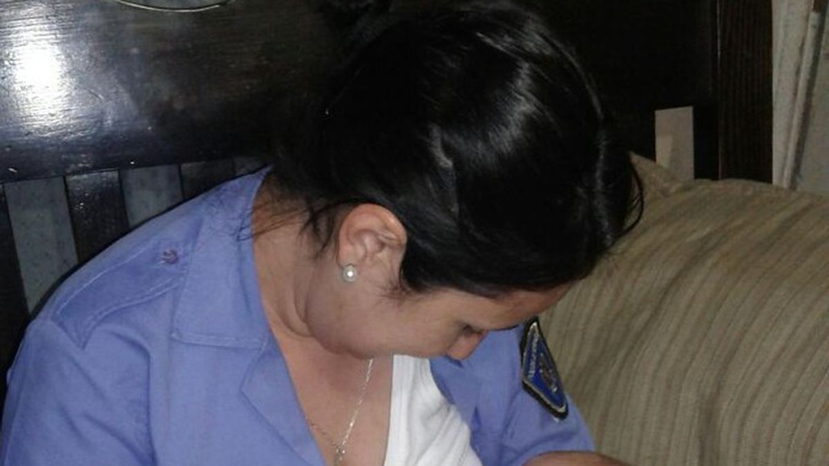 Silvina Rojas, auxiliar de policía que amamanto a un bebé en comisaría