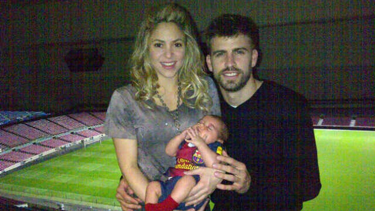 Piqué se fotografía en el Camp Nou con su familia