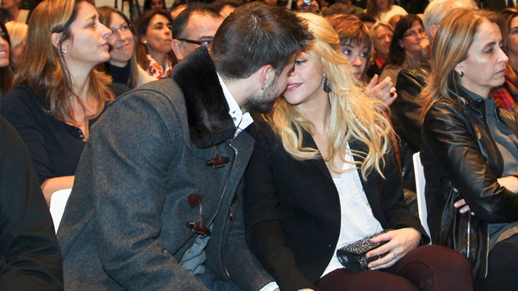 Gerard Piqué se lleva a Shakira a la presentación del libro de su padre