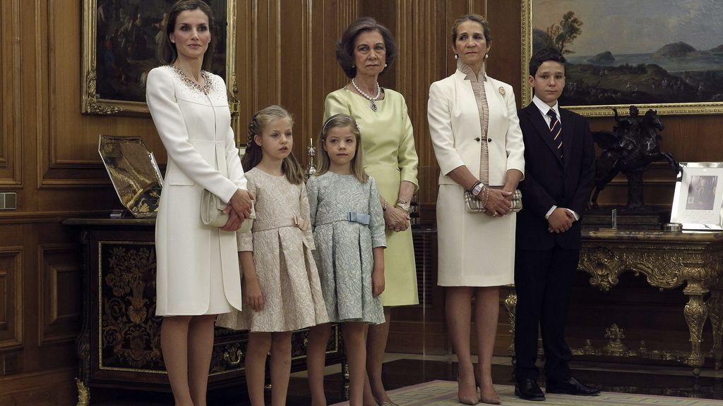 Doña Letizia y sus hijas, la Princesa de Asturias Leonor y la infanta Sofía, la Reina Sofía y la Infanta Elena junto a su hijo mayor, Felipe Juan Froilán