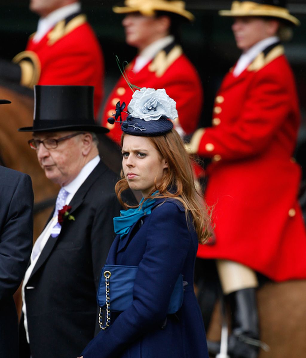 Beatriz de York se vuelve tímida con su sombrero en Ascot