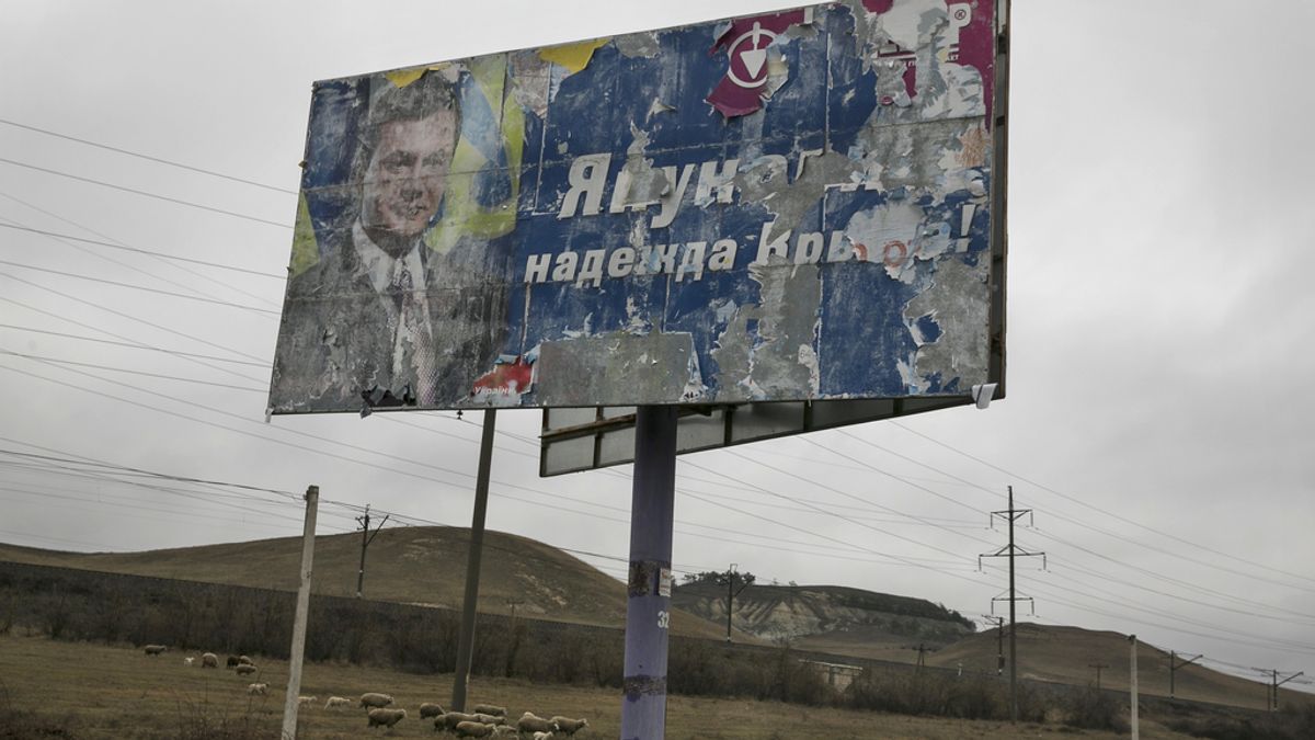 Antiguo cartel electoral en el que se puede leer: "Yanukóvich es la esperanza de Crimea"