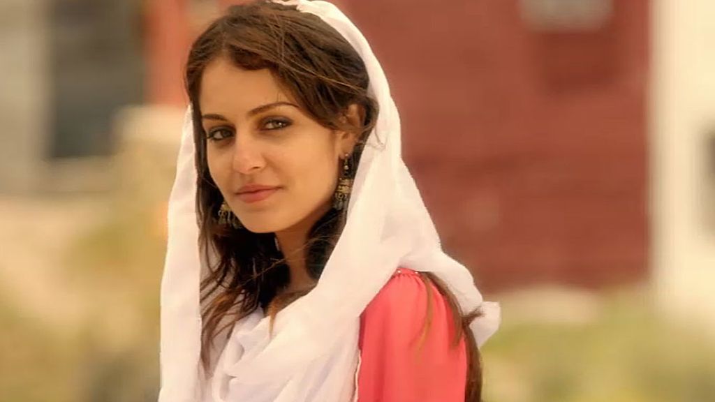 El agente Morey promete a Fátima ayudarla a encontrar a su hermano