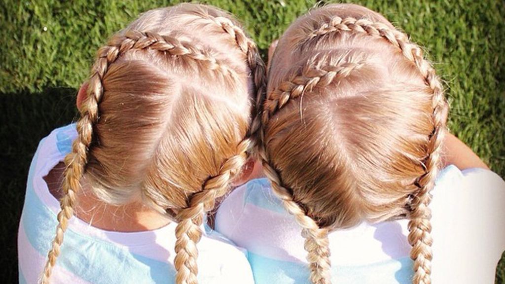 La madre de las pequeñas, Jill Hehat, se encarga de peinarlas