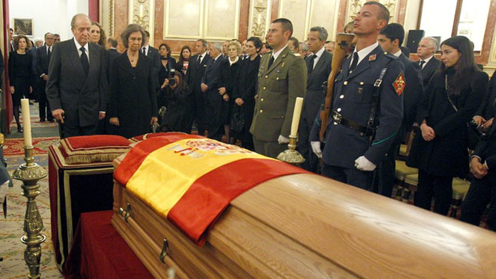 Los Reyes en la Capilla Ardiente