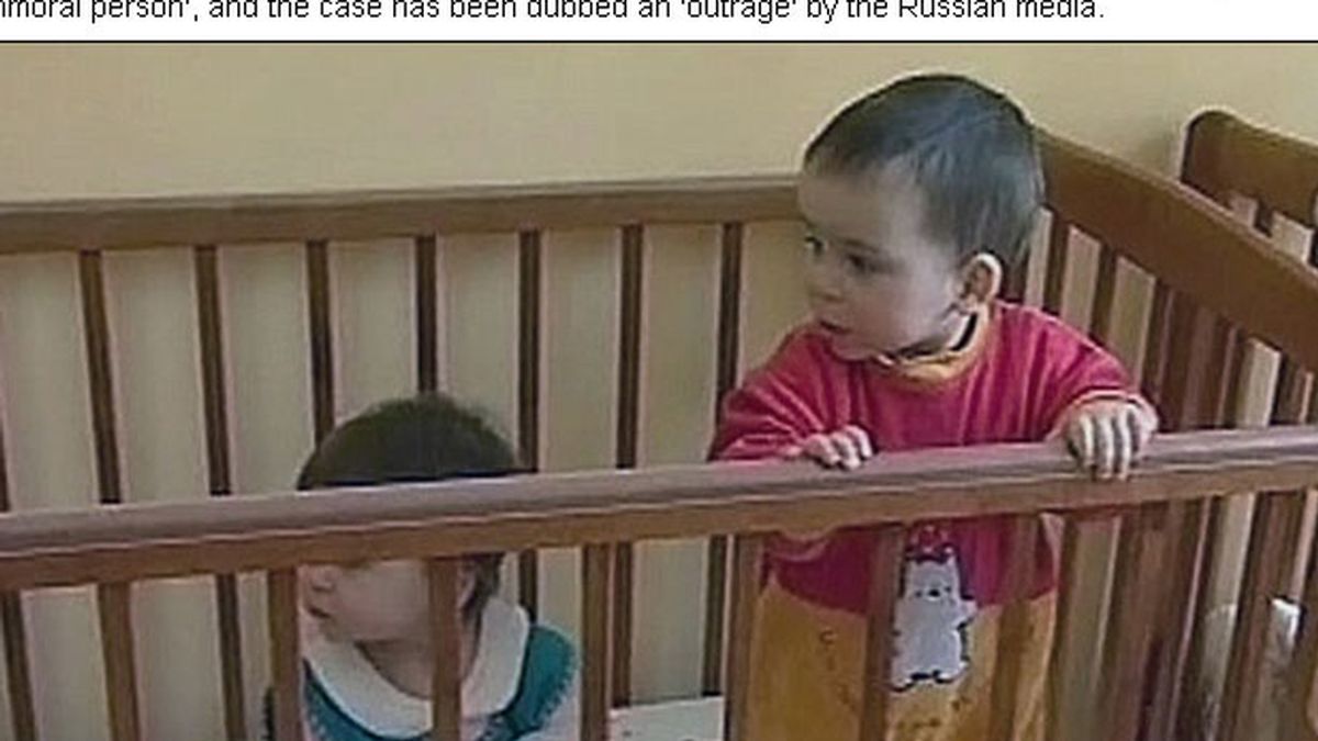 Abandona en una calle de Rusia a los gemelos que adoptó hace seis meses