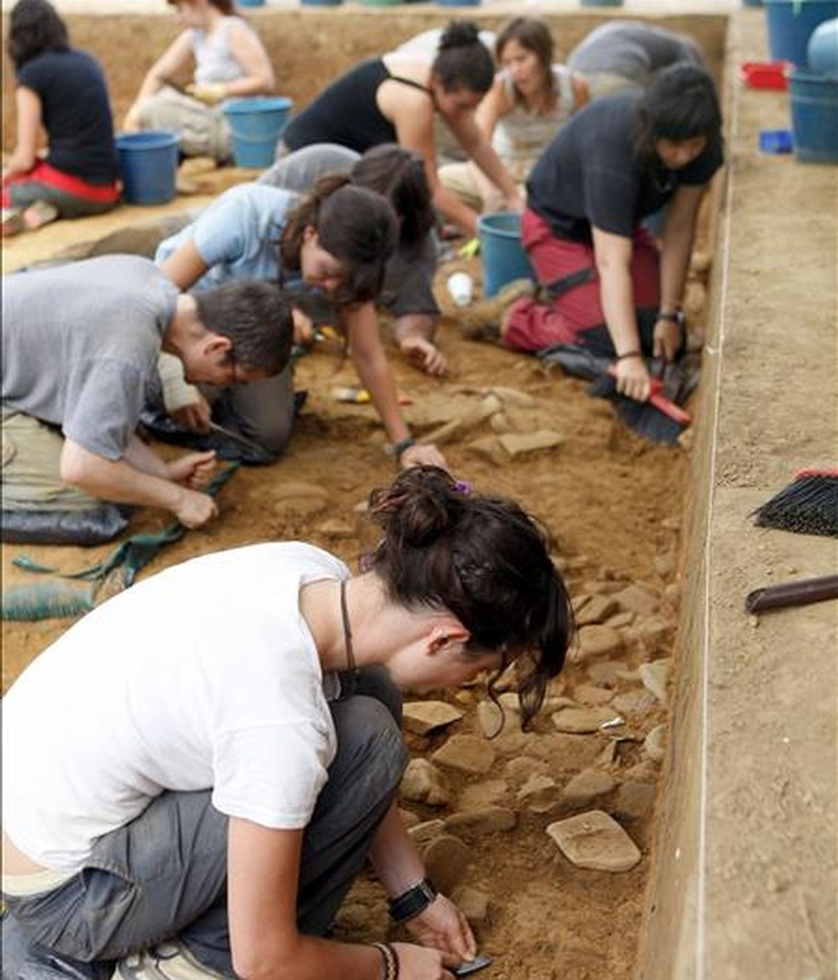 Varias personas trabajan en el yacimiento de Irikaitz, situado en el municipio guipuzcoano de Zestoa, donde ha sido hallada una placa de hogar utilizada para hacer fuego hace unos 250.000 años, en el periodo Paleolítico Inferior, un hallazgo que podría arrojar luz sobre la capacidad que el Homo Heidelbergensis tenía para utilizar el fuego. EFE