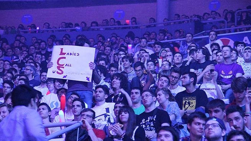 Miles de aficionados jalean a los equipos durante las finales de la 'LCS' en Madrid