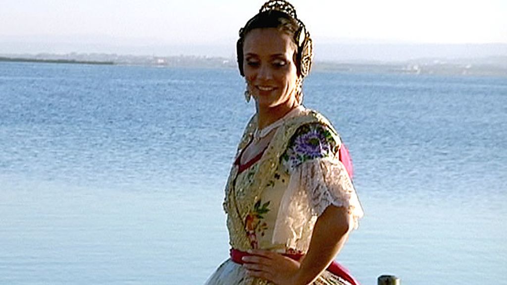 Una joven fallera en La Albufera