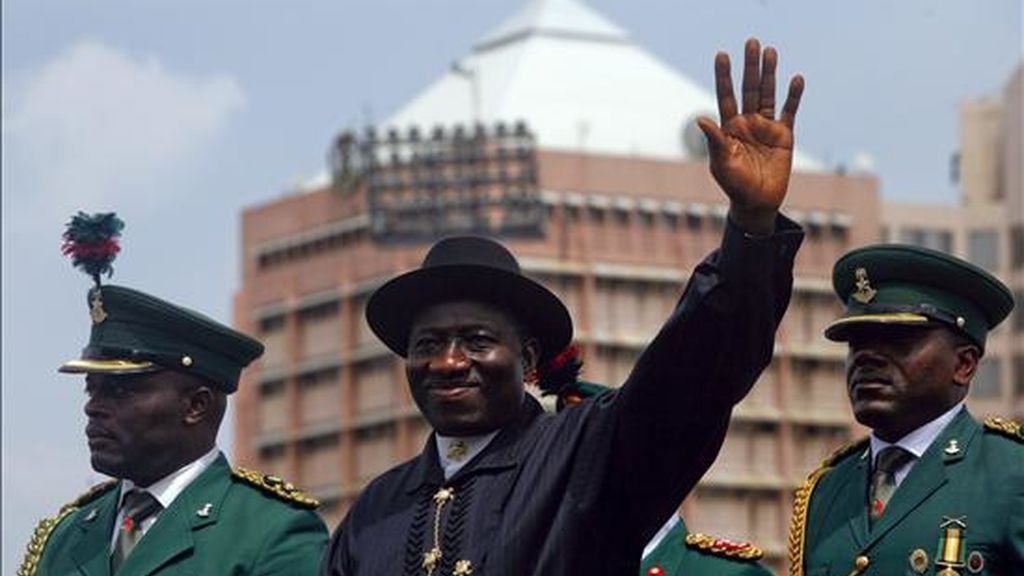 El presidente nigeriano, Goodluck Jonathan (c), saluda durante los actos oficiales del cincuentenario de la independencia del país, en Abuya, Nigeria. EFE El presidente nigeriano, Goodluck Jonathan (c), saluda durante los actos oficiales del cincuentenario de la independencia del país, en Abuya, Nigeria. EFE