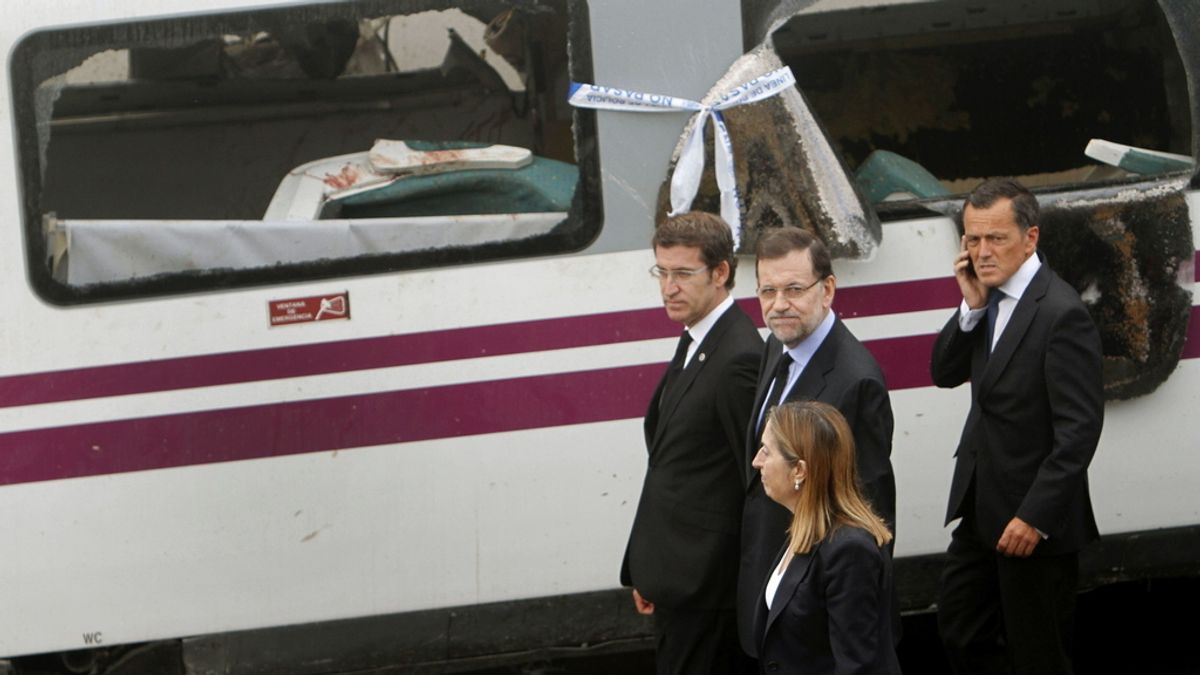 Rajoy visita el tren siniestrado en Santiago de Compostela