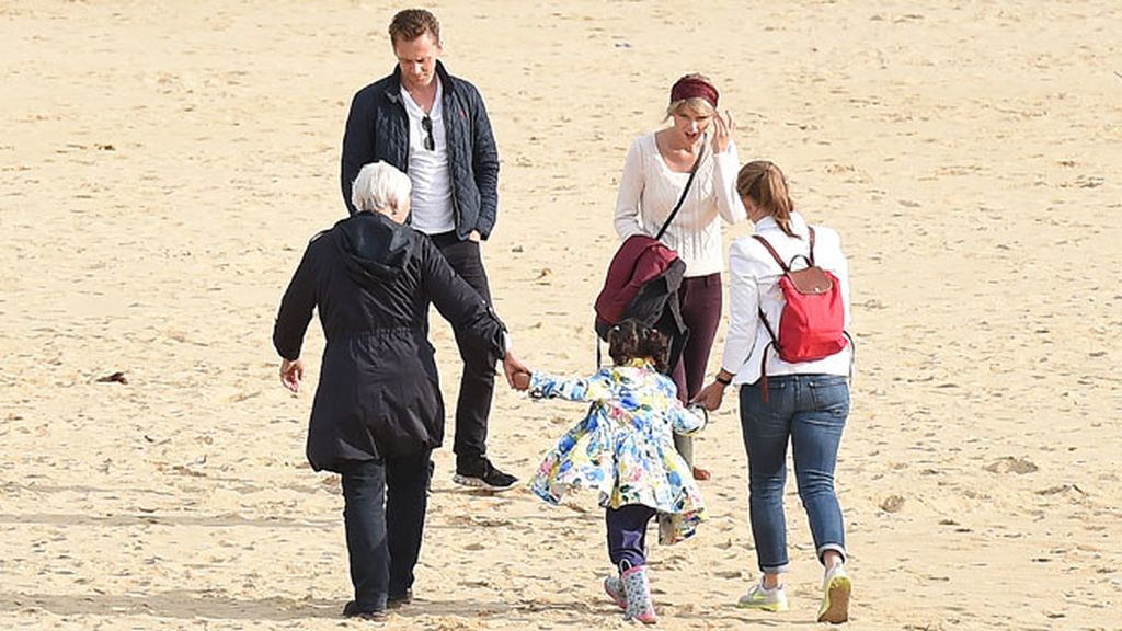 ¡Taylor Swift ya conoce a su nueva suegra! ¡Y hay fotos con la familia de Tom Hiddleston!