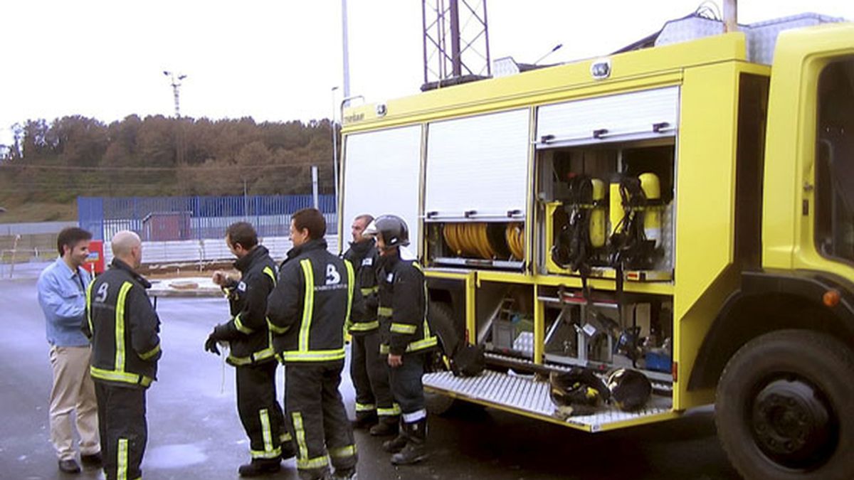 Bajo control la fuga de ácido sulfúrico en una empresa asturiana Bajo control la fuga de ácido sulfúrico en una empresa asturiana