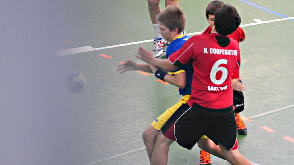 El joven juega en el equipo infantil Handbol Esplugues
