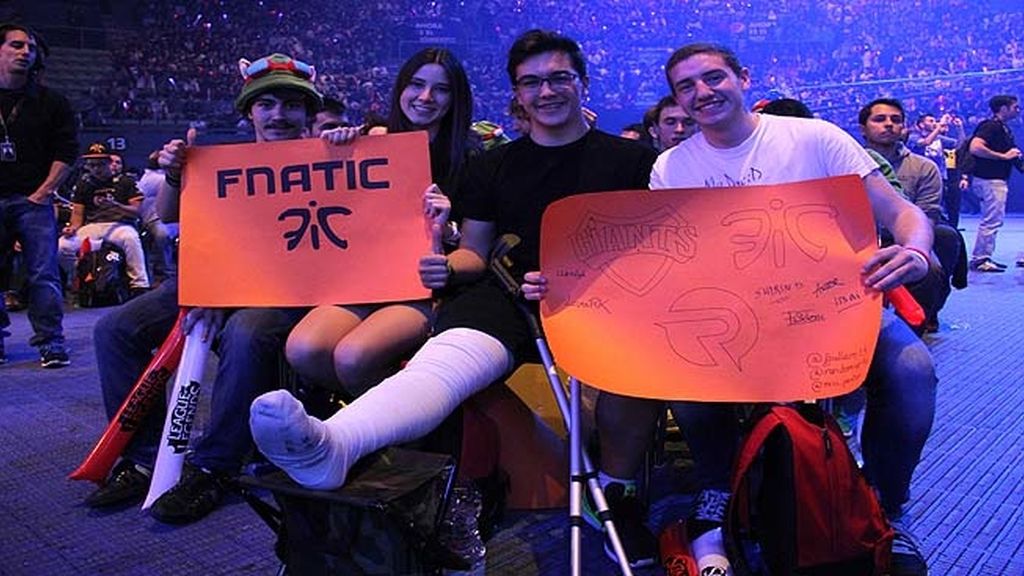 Miles de aficionados jalean a los equipos durante las finales de la 'LCS' en Madrid