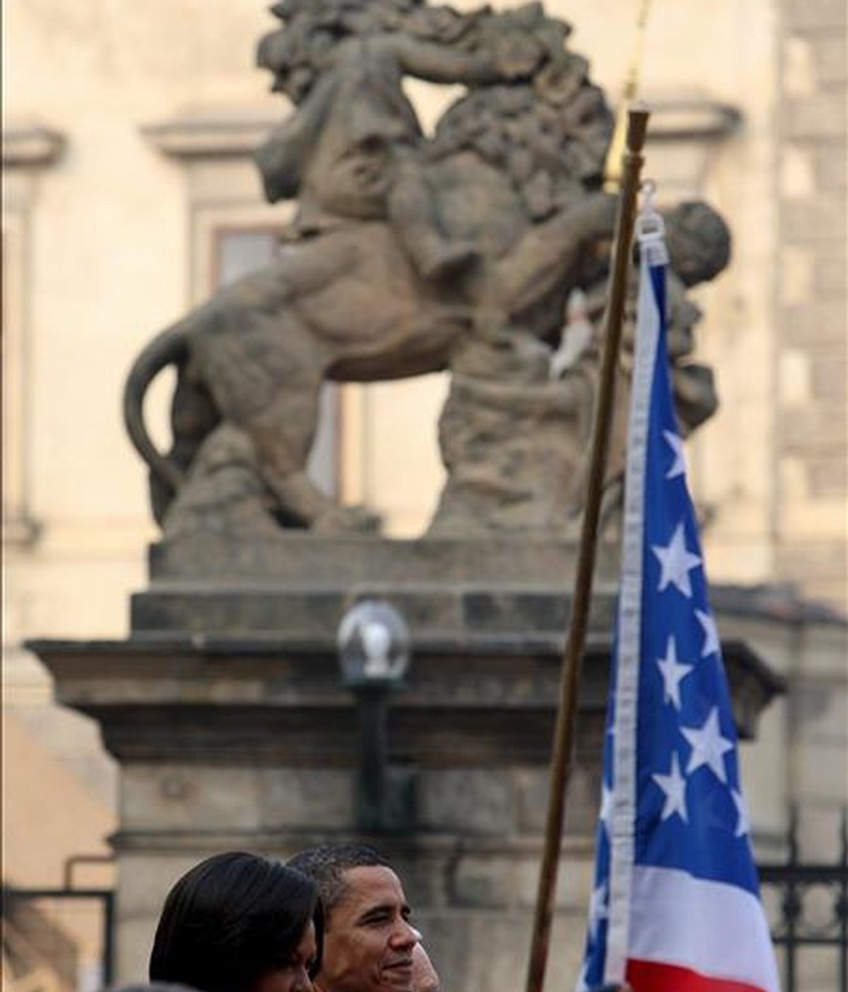 El presidente de Estados Unidos, Barack Obama (centro derecha), y la primera dama estadounidense, Michelle Obama (centro izquierda), asisten a la ceremonia de bienvenida, hoy en el palacio de Praga. EFE