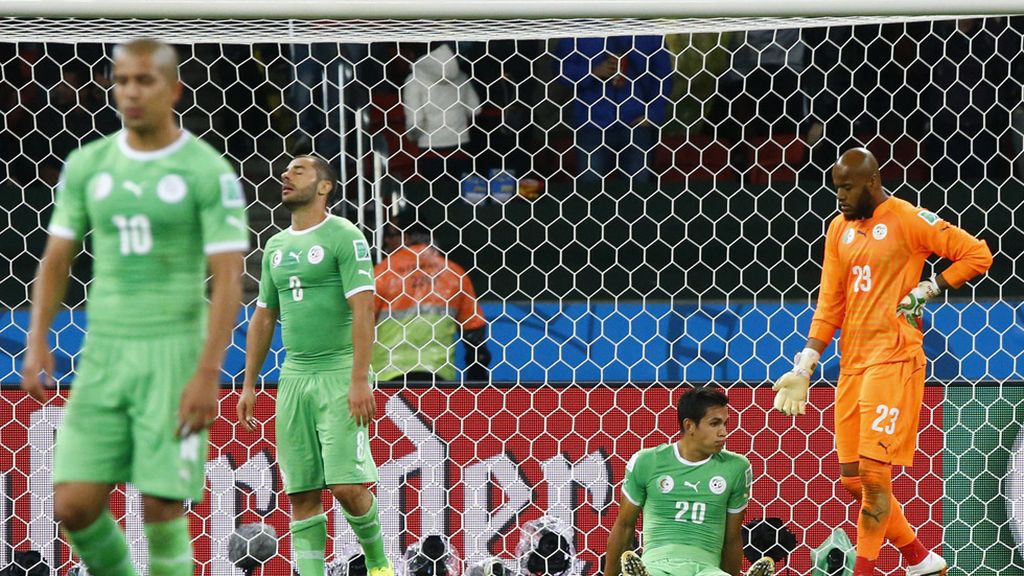Los jugadores de Argelia terminaron el choque exhaustos