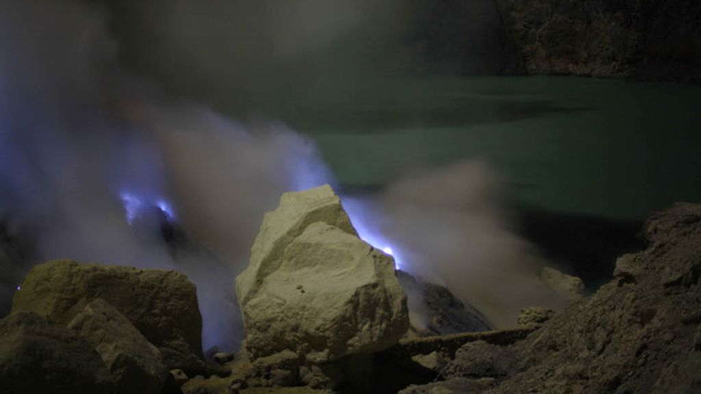 Un increíble río de lava azul en Indonesia