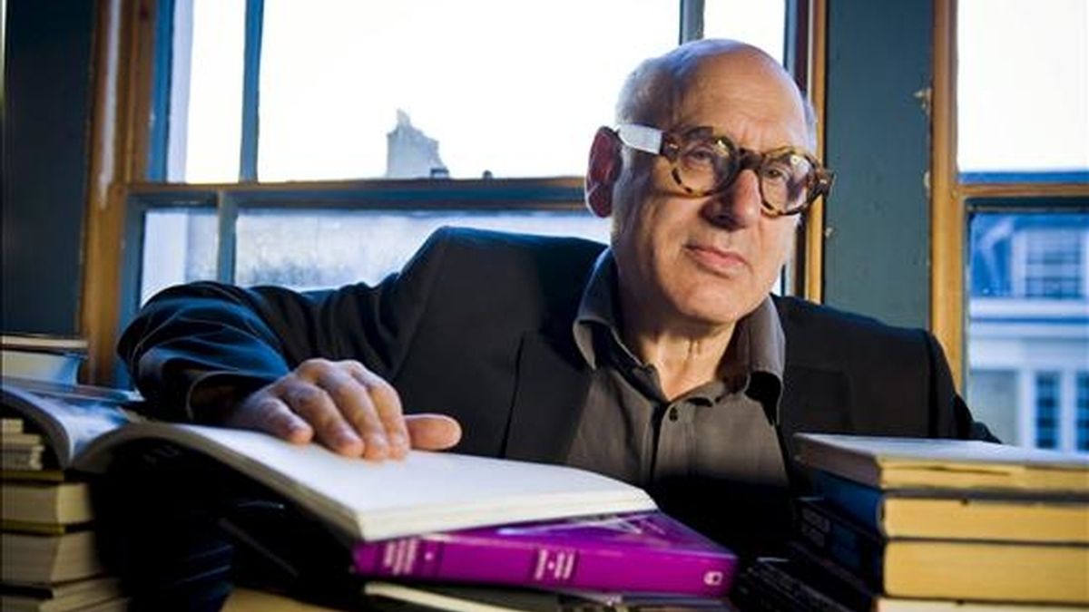 Fotografía cedida por Ángel Galan Comunicación y Management de Michael Nyman en su casa de Islington. Michael Nyman, que esta semana actúa en Madrid y A Coruña, ha dedicado una parte importante de su obra a musicalizar películas, así que bien puede entenderse la curiosidad del compositor por la dirección cinematográfica, una actividad que le resta varias horas a su jornada laboral. EFE