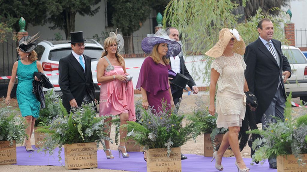 Eva González y Cayetano, sombreros y chisteras en la boda clásica de Fran Rivera