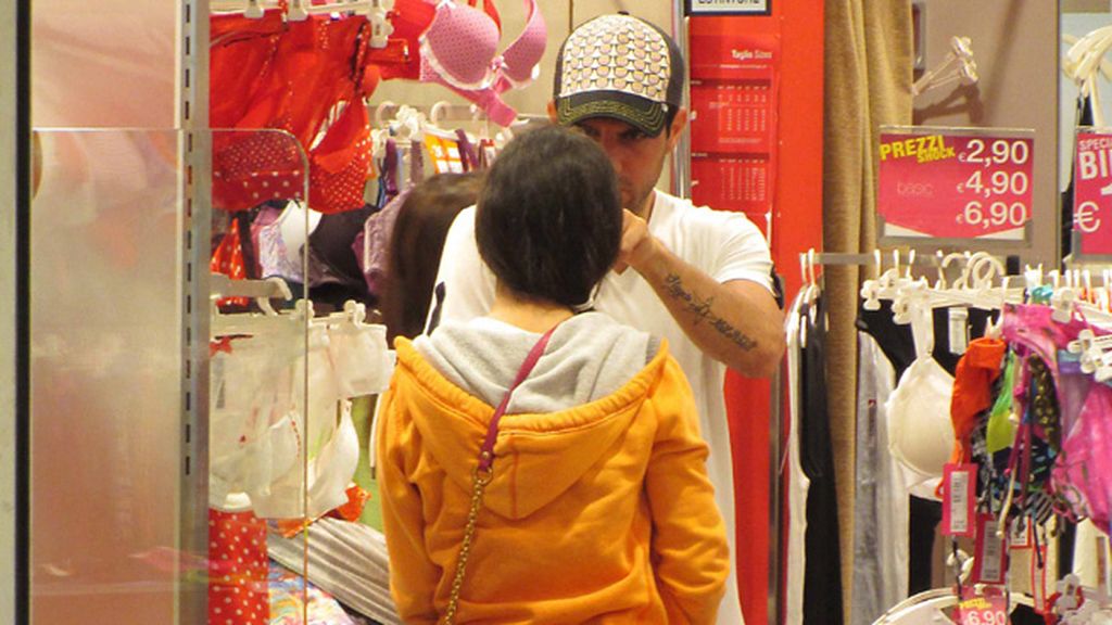 Cesc y Daniella, playa y compras en Cerdeña
