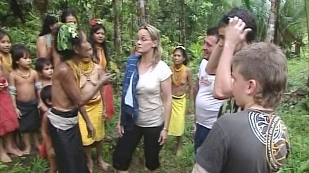 Al llegar a la tribu, la aventura comienza con una ceremonia de recepción