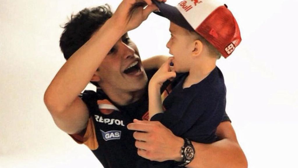 Mostrando su lado más solidario