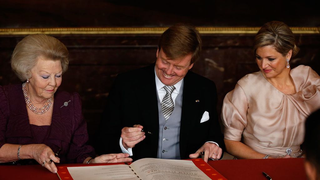 El rey Guillermo Alejandro IV firma el acta de abdicación