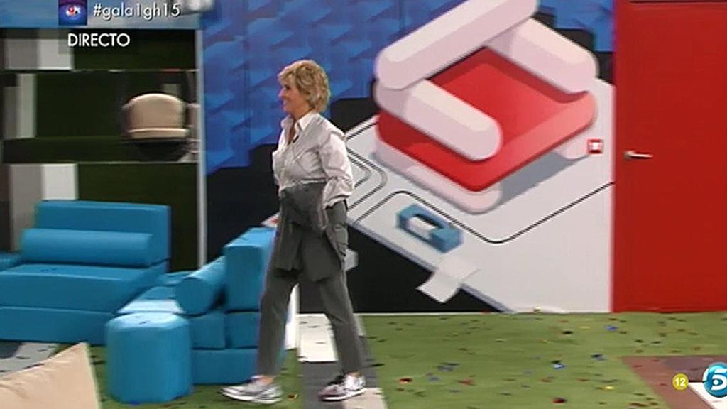 Mercedes entra acompañada de la gallina Falacia