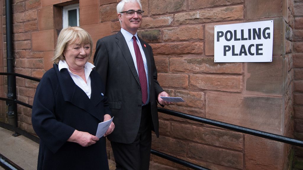 El exministro de Economía y líder del 'sí', Alistair Darling, acude a votar