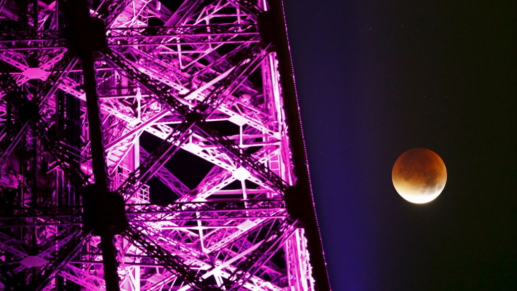 El eclipse lunar visto junto a la Torre Eiffel, París