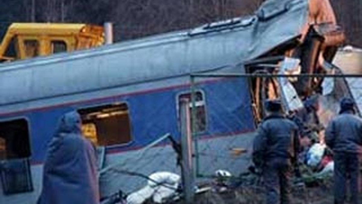 Policías rusos inspeccionan uno de los vagones del tren de pasajeros 'Neveski Express' accidentado ayer en Uglovka, en la región de Novgorod (Rusia).  EFE