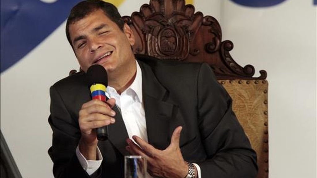 El presidente de Ecuador, Rafael Correa, comenzó en el Palacio de Gobierno, en Quito, su tradicional informe semanal de labores con un minuto de silencio por la muerte de cuatro personas durante la crisis que se desató tras la sublevación de un grupo de policías el pasado jueves. EFE El presidente de Ecuador, Rafael Correa, comenzó en el Palacio de Gobierno, en Quito, su tradicional informe semanal de labores con un minuto de silencio por la muerte de cuatro personas durante la crisis que se desató tras la sublevación de un grupo de policías el pasado jueves. EFE