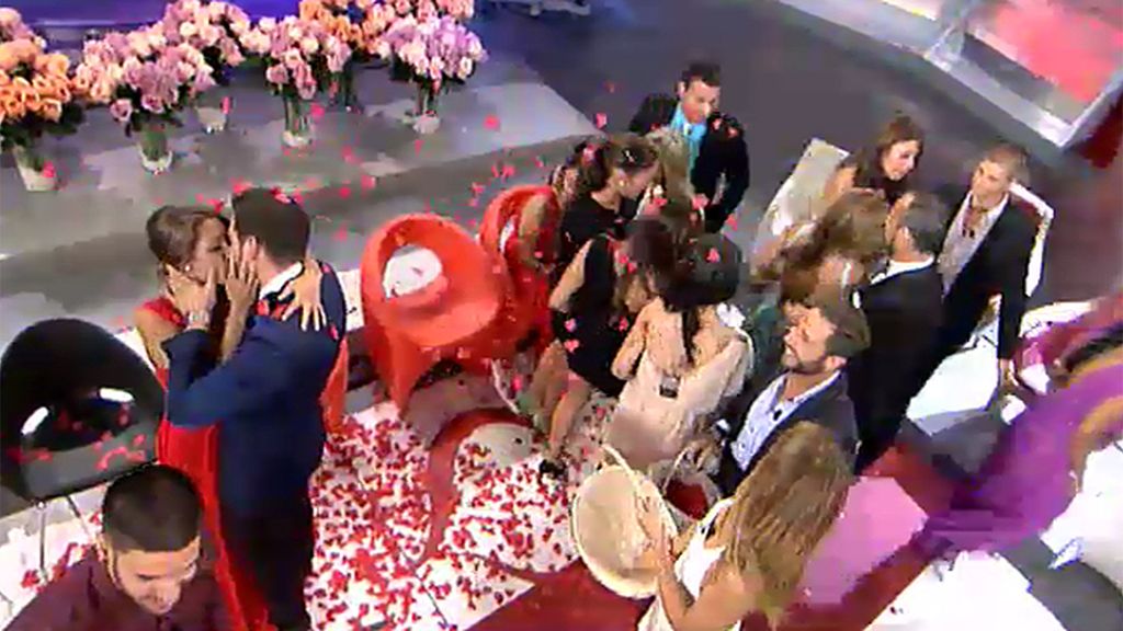 Manu cierra su trono con un precioso beso