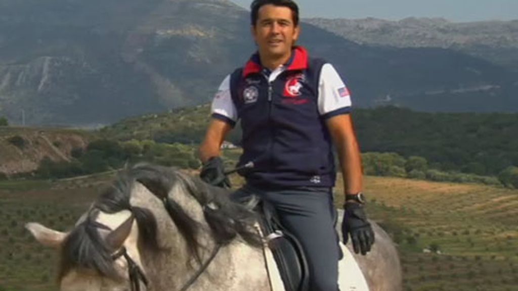 Luis es jinete profesional, por una lesión ha apartado su carrera, pero espera volver a ella lo más pronto posible