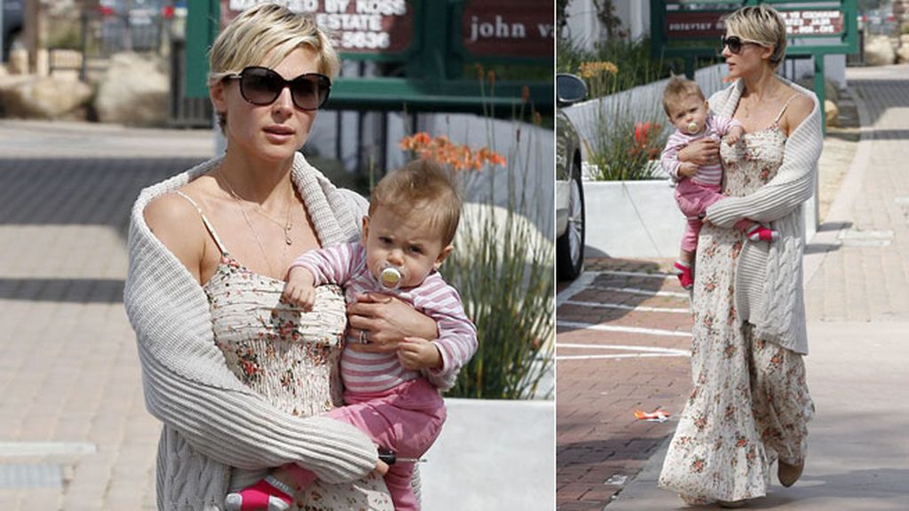 La pequeña India peinada con una original cresta