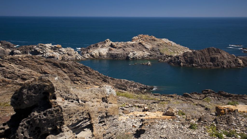 Miqui Puig se pasea por Cadaqués, su vista favorita