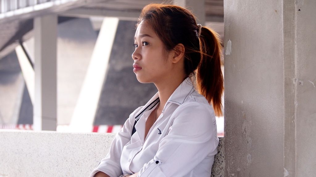 Estudiante a la espera en el río Chao Phraya