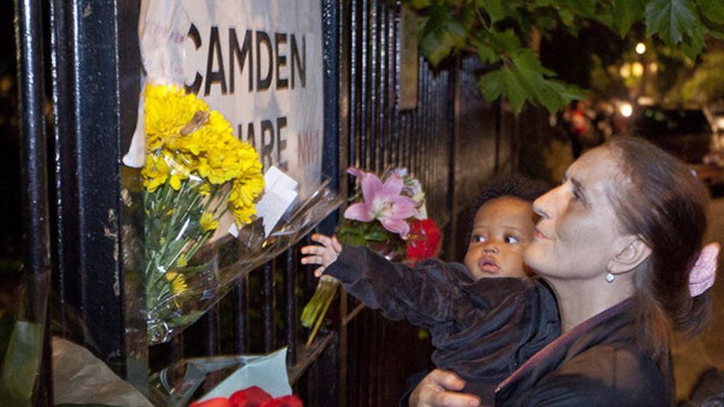 Los fans despiden con flores a Amy Winehouse