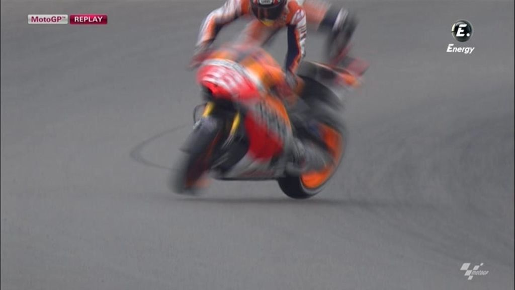 Aparatosa caída de Marc Márquez en los libres de Assen